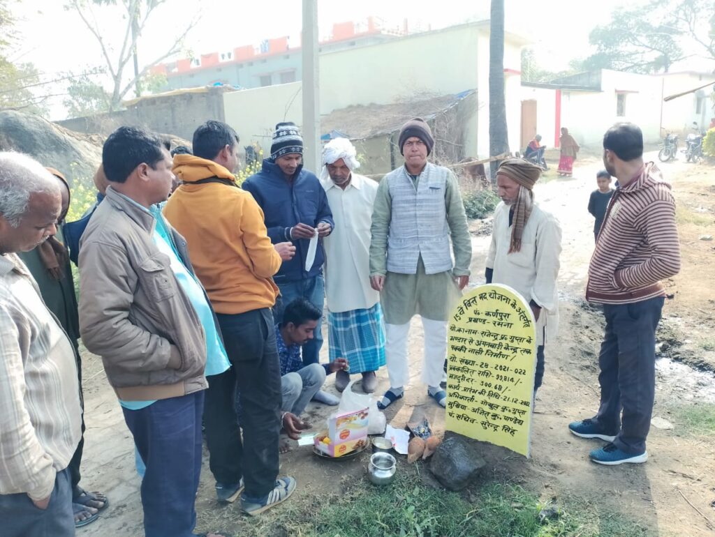 कर्णपुरा मुखिया अजीत कुमार पांडेय ने नाली निर्माण का किया शिलान्यास।