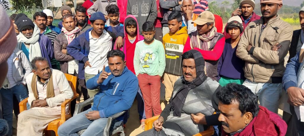 विद्यालय से गायब हुई 8वी की दो छात्रा स्थानीय ग्रामीण शनिवार को विद्यालय में किया तालाबंदी विद्यार्थियों का पठन-पाठन कार्य 2 घंटा के लिए रहा बाधित