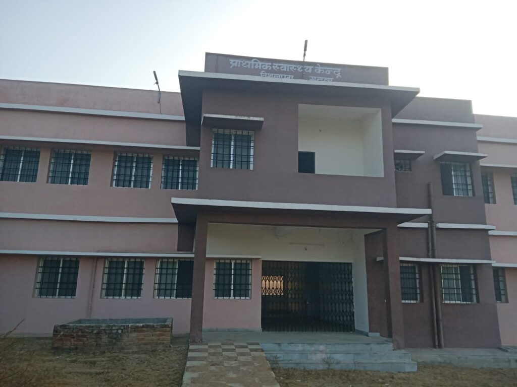 हाथी के दांत साबित हो रही बिशुनपुरा में बनी प्राथमिक स्वास्थ्य केंद्र अभी तक लटका है ताला