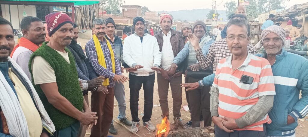 इस कड़ाके की ठंड में अमहर खास पंचायत के  मुखिया के द्वारा किया गया अलाव की व्यवस्था