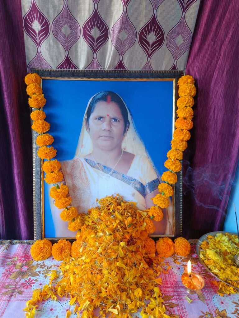 अरंगी पंचायत के पूर्व मुखिया राधिका देवी की तस्वीर पर पुष्पांजलि अर्पित कर मनाया गया उनका चौथा पुण्य तिथि।
