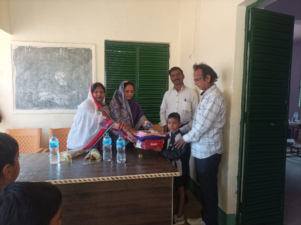 राजकीय बुनियादी विद्यालय रंका में किट का वितरण किया गया।