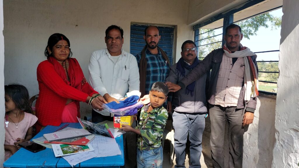 मुखिया ने राजकीय प्राथमिक विद्यालय शक्ती मे 54 छात्र-छात्राओ को स्कुली ड्रेस का किया वितरण।