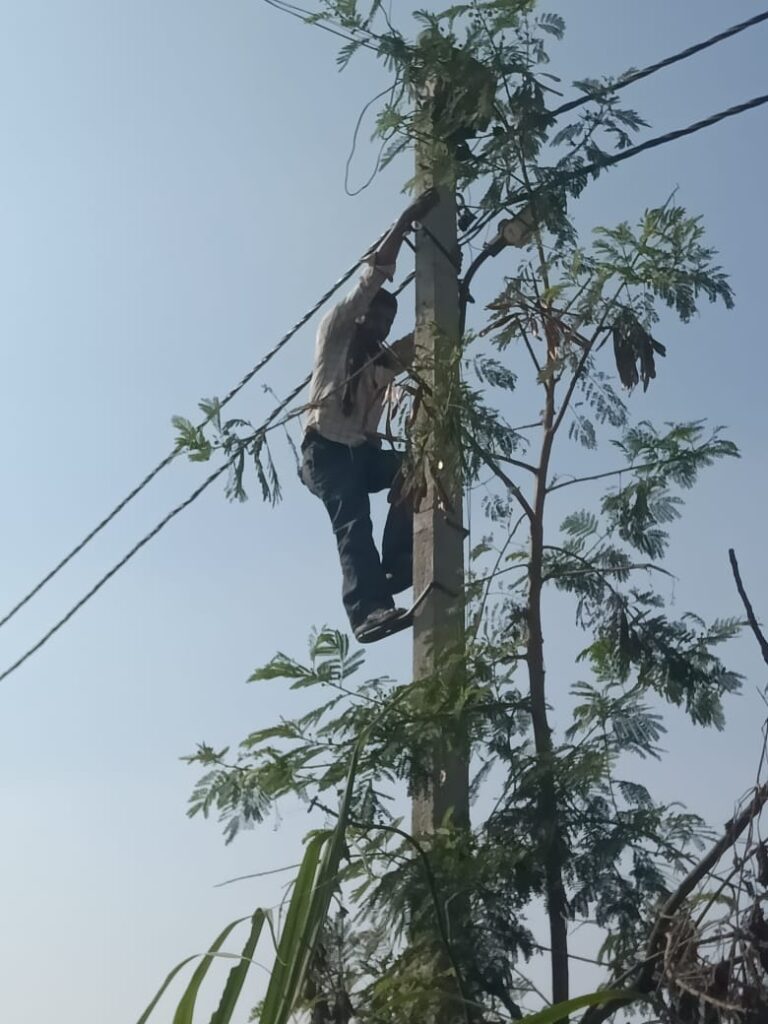 विद्युत विभाग के द्वारा सोनपुरवा (मझिआंव) में उपभोक्ताओं पर की गई बड़ी करवाई, 9 उपभोक्ताओं काटा गया कनेक्शन।