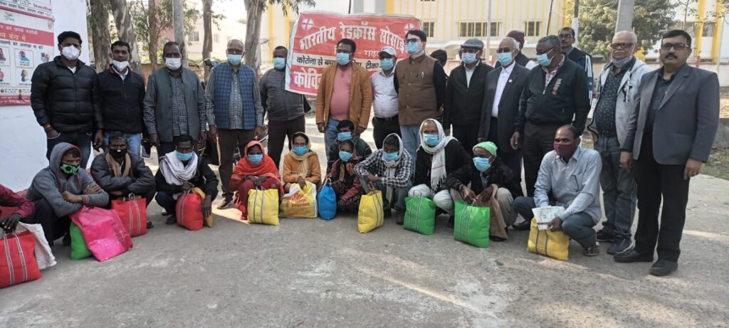 रेड क्रॉस सोसाइटी जिला गढ़वा की ओर से 12 टीवी पीड़ित मरीजों को गोद लेकर उन्हें पोषाहार प्रदान किया गया।