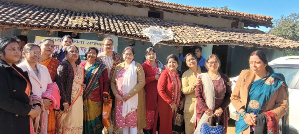 ठण्ड को देखते हुए जायन्ट्स ग्रुप ऑफ गढ़वा सहेली के द्वारा बच्चों, बच्चीयों, महिलाओं एवं पुरुषों के बीच नए एवं गर्म कपड़ों का किया गया वितरण।