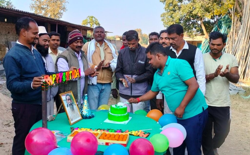 रमना प्रखंड मुख्यालय में झामुमो कार्यकर्ताओ ने शिबू सोरेन का मनाया जन्मदिन।