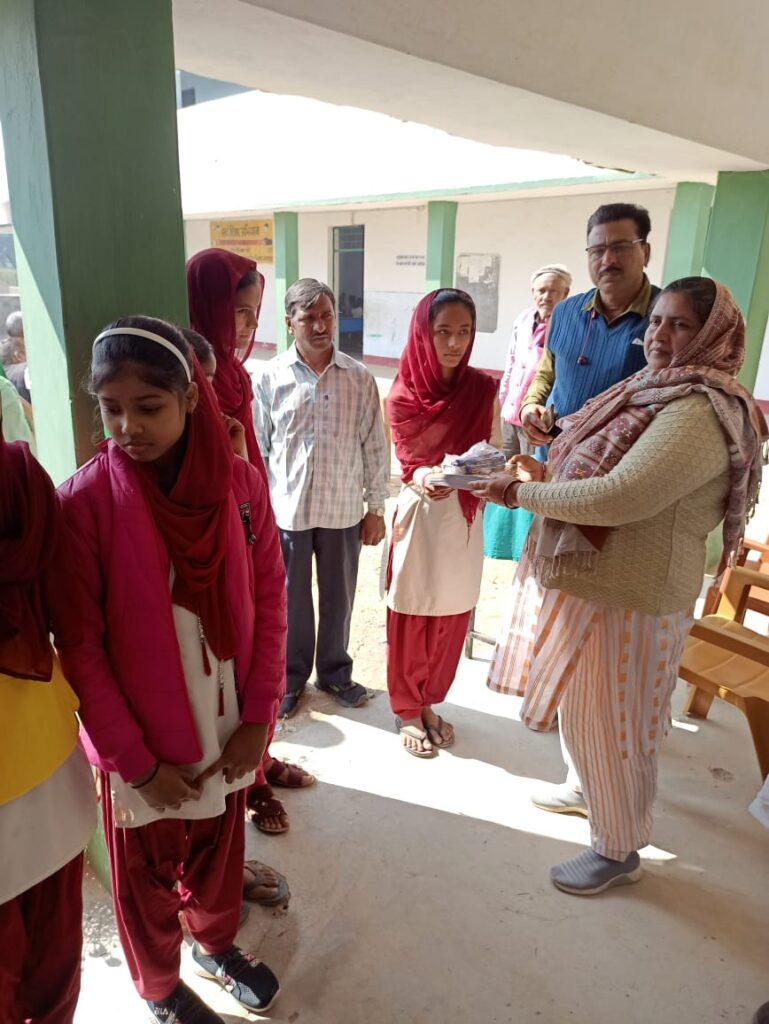 मुखिया मुसरत जहां ने विद्यालय में बच्चों के बीच पोशाक का किया वितरण।