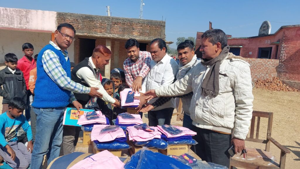 धुरकी पंचायत के मुखिया व बीपीओ ने राजकीय मध्य विद्यालय मे छात्र-छात्राओ के बीच किया वस्त्र का वितरण।