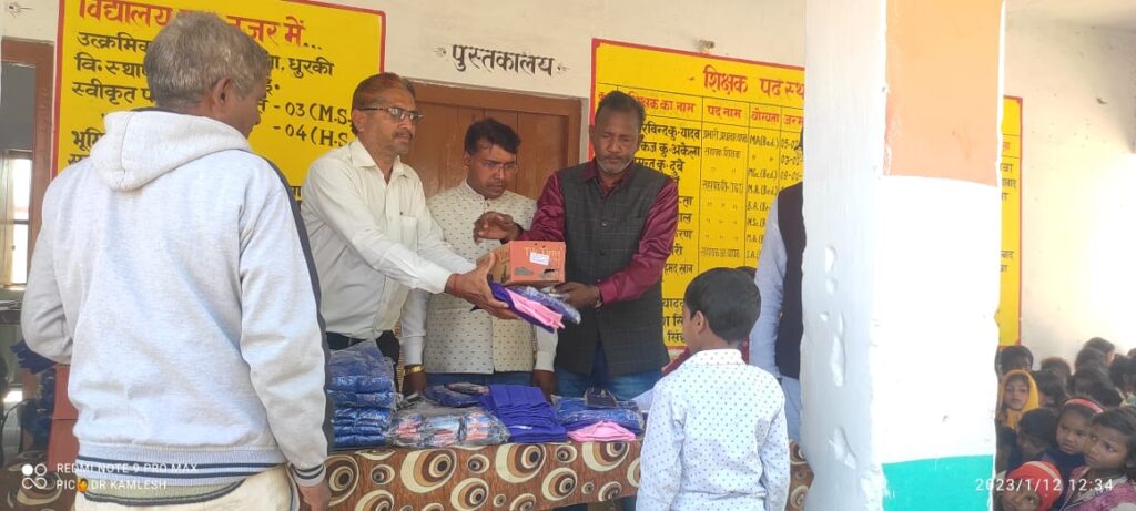 उत्क्रमित उच्च विद्यालय खुटिया में छात्र-छात्राओं के बीच पोशाक का किया गया वितरण।