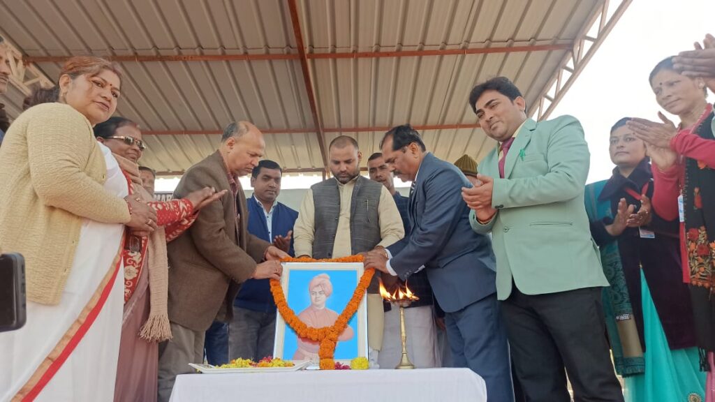 बीएनटी संत मैरी स्कूल, गढ़वा में आयोजित राष्ट्रीय युवा दिवस कार्यक्रम में आयुक्त ने लिया भाग, प्रदर्शनी का किया उद्घाटन!