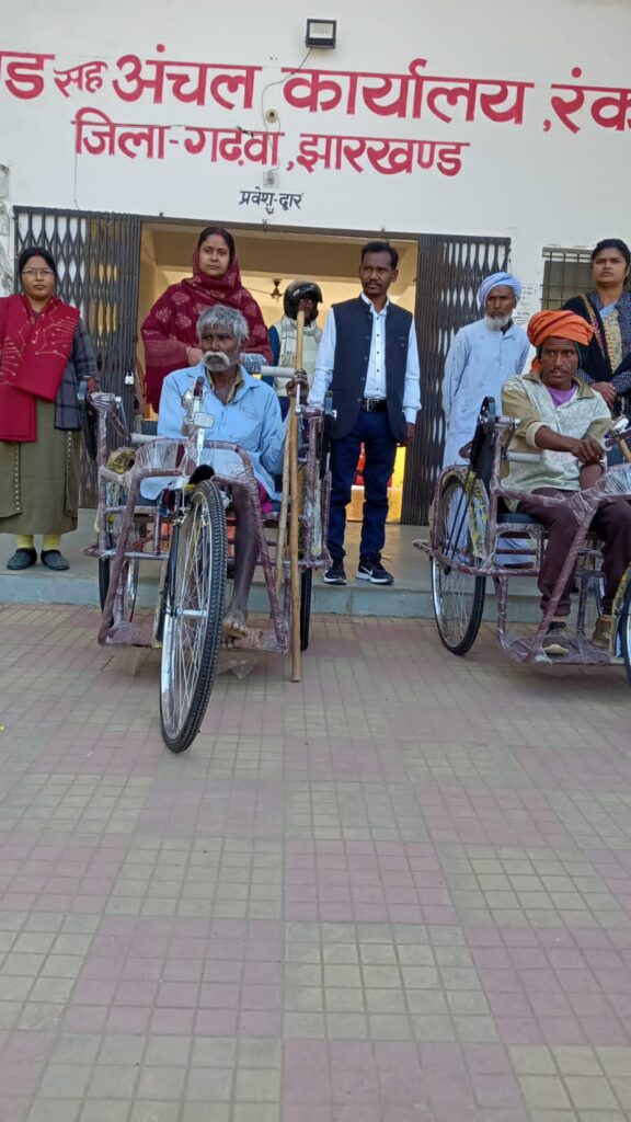 प्रखंड प्रमुख ने दो दिव्यांगों के बीच ट्राई साइकिल का किया वितरण