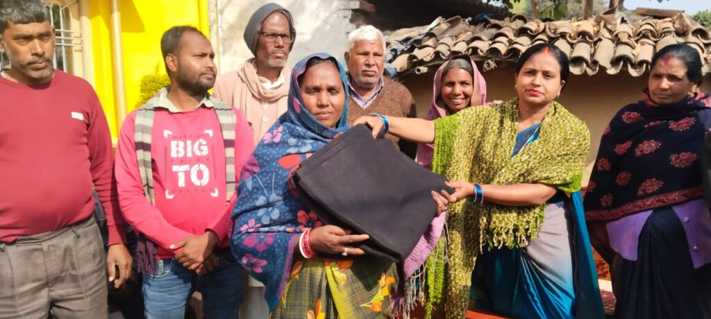 सिलीदाग पंचायत की मुखिया अनीता देवी ने गरीब,असहाय,वृद्ध विधवा,व्यक्तियों के बीच अपने निजी खर्च से 65 कम्बलों का किया वितरण।