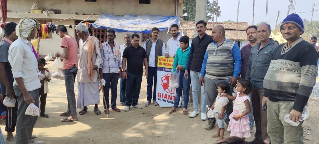 मकर संक्रांति के अवसर पर जायंट्स ग्रुप श्री बंशीधर नगर के द्वारा लोगों के बिच में चुडा़ गुड़ तिलकुट का किया गया वितरण!