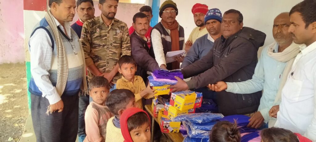 उत्क्रमित मध्य विद्यालय बैगई, चौरिया में मुखिया प्रमोद राम एवं विद्यालय के प्रधानाध्यापक विजय कुमार सिंह ने संयुक्त रूप से पोशाक एवं किट का किया वितरण