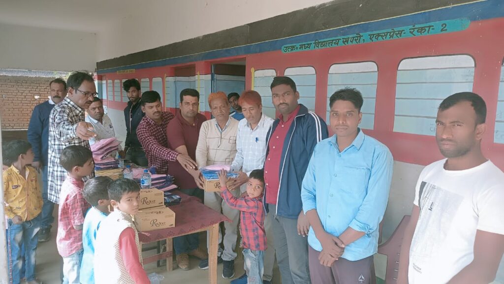पहली और दूसरी वर्ग के छात्रों के बीच स्कूल ड्रेस और पहली से आठवीं तक के बच्चों को कॉफी का वितरण किया गया