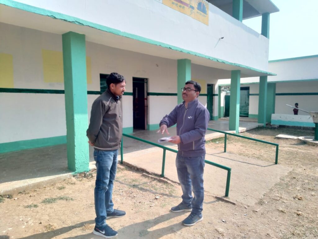 खरौंधी झारखंड मुक्ति मोर्चा के प्रखंड सचिव मिथिलेश राम ने प्रखंड के कई विद्यालयों का किया औचक निरीक्षण परीक्षा के दौरान बच्चे को कम मिला था प्रश्न पत्र सादा पेपर पर बच्चों ने दिया एक्जाम