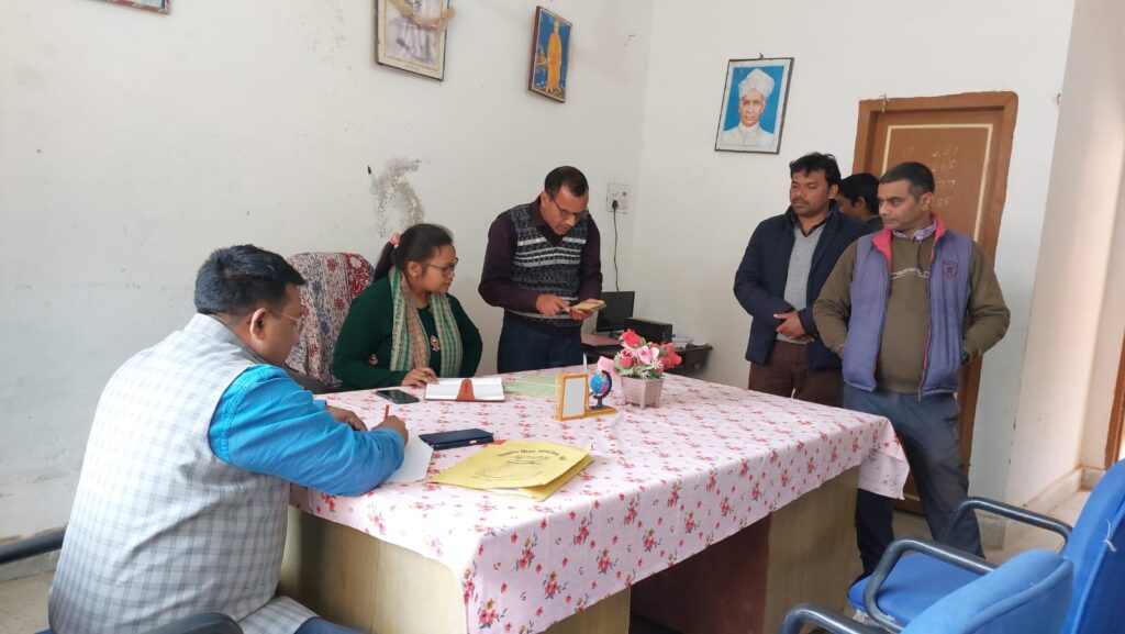 जिला शिक्षा पदाधिकारी ने धुरकी व सगमा प्रखंड के विभिन्न स्कूलों का किया औचक निरीक्षण।