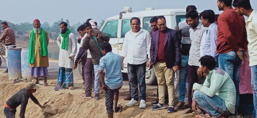 धुरकी बिलासपुर निर्माणाधीन सड़क में घटिया सामग्री लगाए जाने पर ग्रामीणों ने लगाया रोक।