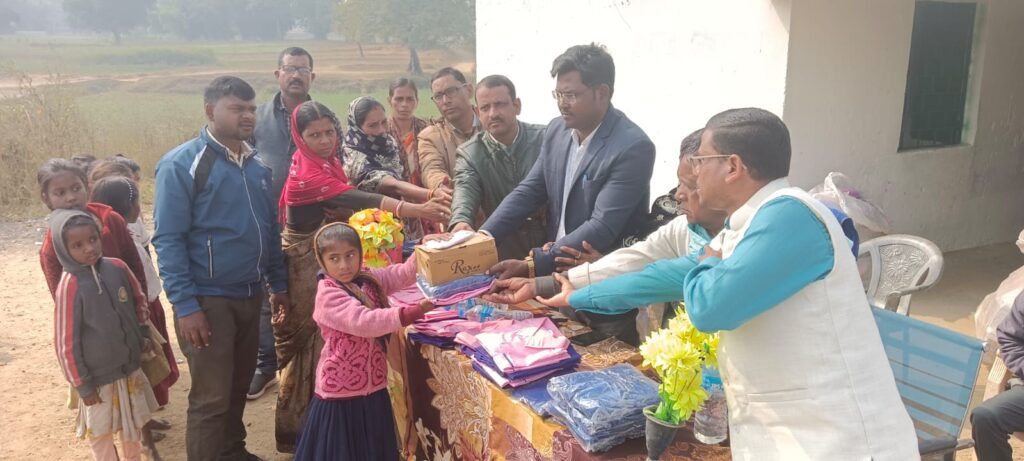 मोतीहरा में बच्चो के बीच जिला परिषद सदस्य एवं मुखिया ने किया पोशाक वितरण।