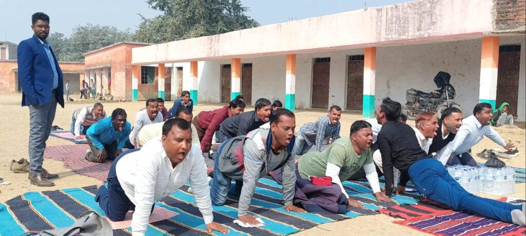 धुरकी मध्य विद्यालय के प्रांगण में शिक्षक कर्मियों को विशेष पांच दिवसीय योग शिविर का किया गया समापन।