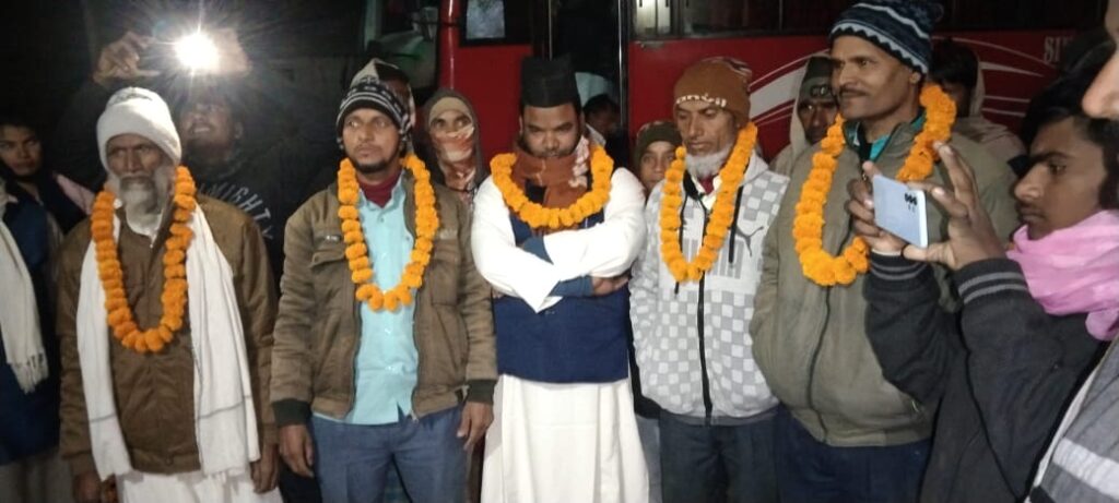 बिशुनपुरा में ख्वाजा गरीब नवाज के दीवानों को चादर पोशी के लिए किया गया रवाना।