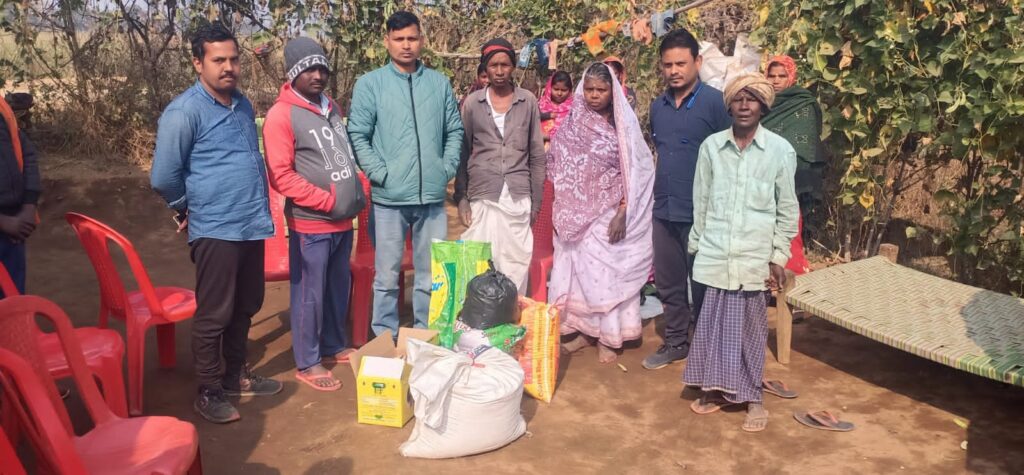 झामुमो युवा मोर्चा प्रखंड कमेटी रंका  ने गरीब परिवार के बीच किया ब्रह्मभोज में सहयोग।