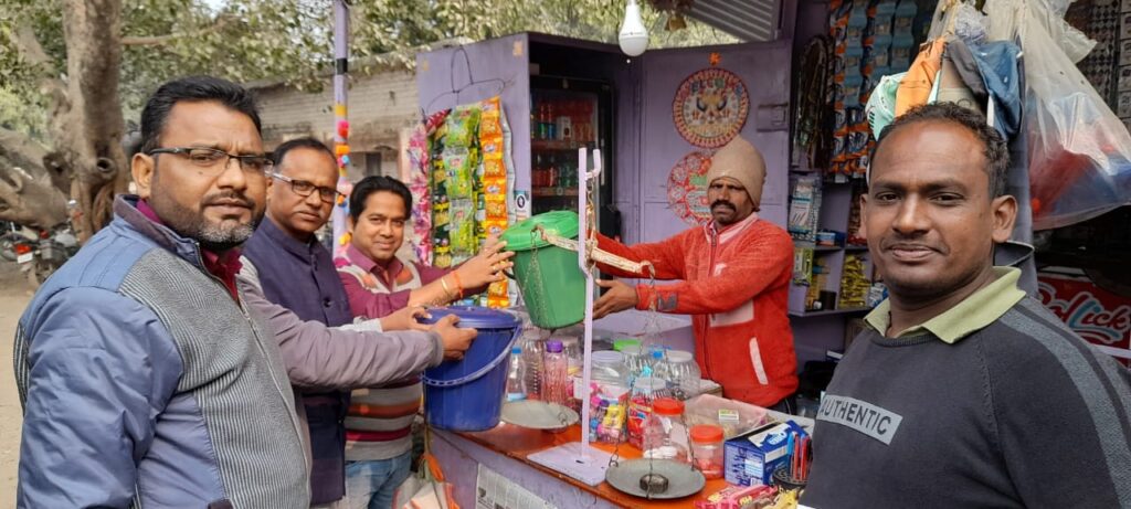 नगर पंचायत ने चलाया डस्टबिन वितरण अभियान,150 हितग्राहियों को किया वितरण।