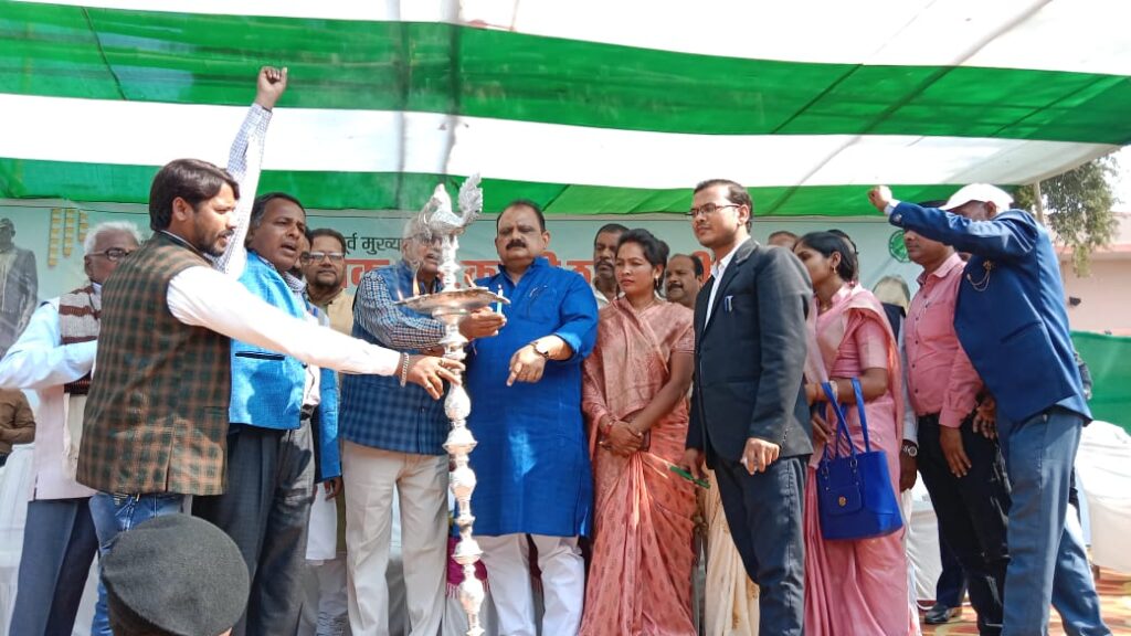 मंत्री ने किया जननायक कर्पूरी ठाकुर की आदमकद प्रतिमा का अनावरण