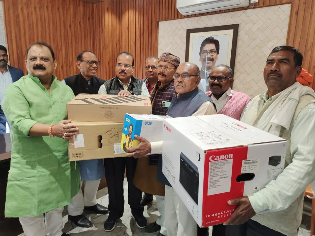 मंत्री ने पेंशनर समाज को दिया कंप्यूटर सेट