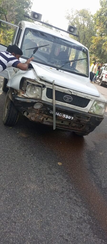 भवनाथपुर-श्री बंशीधर नगर मुख्य मार्ग पर यहां नेपाल खोह के समीप हुई सड़क दुर्घटना में केतार के थाना प्रभारी एवं उनका चालक गंभीर रूप से घायल हो गये।