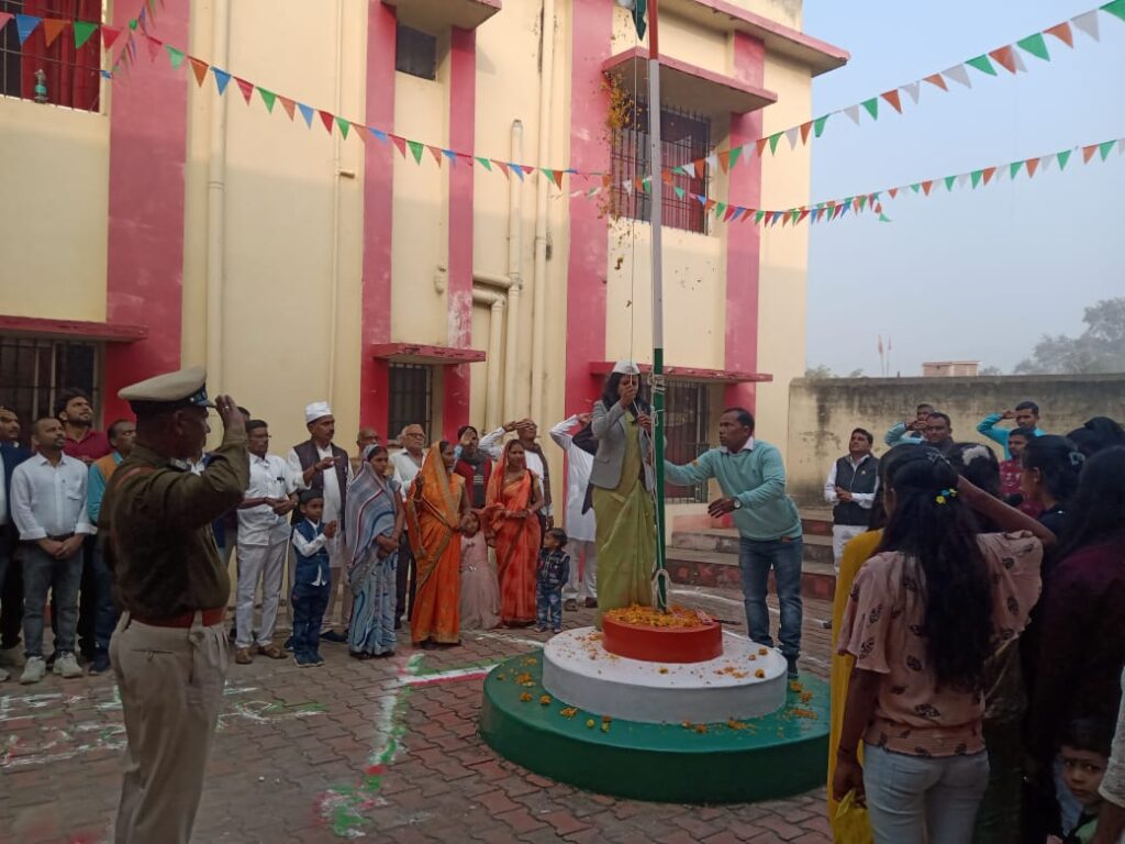74वां गणतंत्र दिवस के अवसर पर प्रखंड मुख्यालय सहित सरकारी एवं गैर सरकारी संस्थानों में शान से तिरंगा लहराया गया।