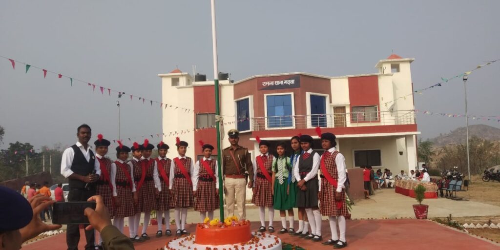 74 वा गणतंत्र दिवस के अवसर पर प्रखंड मुख्यालय सहित ग्रामीण इलाकों में सरकारी व गैर सरकारी प्रतिष्ठानों पर तिरंगा झंडा शान से फहराया गया।