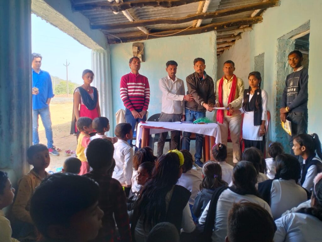 झारखंड मुक्ति मोर्चा के प्रखंड सचिव मिथिलेश राम ने APAD पब्लिक स्कूल चौरिया के  छात्र- छात्राओं को गणतंत्र दिवस एवं सरस्वती पूजा समारोह  के अवसर पर गीत संगीत नृत्य एवं नाट्य कला के आयोजन में प्रथम रिमझिम कुमारी,द्वितीय आरती कुमारी,तथा तृतीय नैंसी कुमारी को कांपी और कलम देकर पुरस्कृत किया