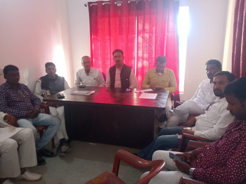 प्रमुख के द्वारा प्रखंड कार्यालय में तालाबंदी की घोषणा के बाद जनप्रतिनिधियों में आक्रोश, तालाबंदी से प्रखंड वासियों का कार्य होगा बाधित।