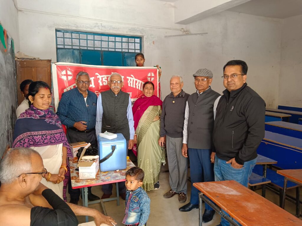 रेडक्रॉस सोसाइटी गढ़वा जिला इकाई द्वारा गढ़वा मुख्यालय स्थित राजकीय कन्या मध्य विद्यालय में कोविड वैक्सीनेशन शिविर का आयोजन किया गया।