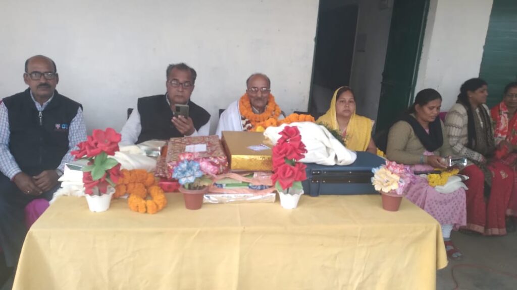 शिक्षक अम्बिका साह को सेवानिवृत होने पर सम्मान समारोह सह विदाई कार्यक्रम का किया गया आयोजन।