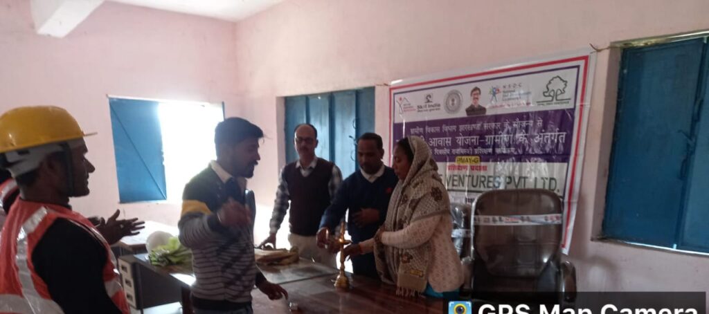 प्रधानमंत्री आवास योजना अंतर्गत अर्धकुशल राजमिस्त्रियों का 45 दिवसीय प्रशिक्षण कार्यक्रम का बीडीओ ने किया शुरुआत।