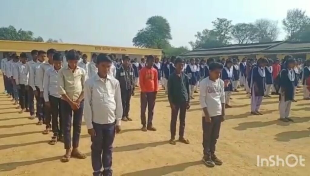 स्थापना अनुमति उच्च विद्यालय खरौंधी में विद्यालय के अध्यक्ष विधायक भानु प्रताप शाही के पिता के निधन पर विद्यालय में शोक सभा आयोजित,दो मिनट का रखा मौन
