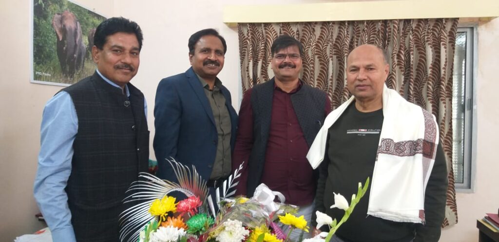 गढ़वा एवं रंका के एसडीओ एवं कार्यपालक पदाधिकारी ने आयुक्त से मुलाकात कर किया सम्मानित।