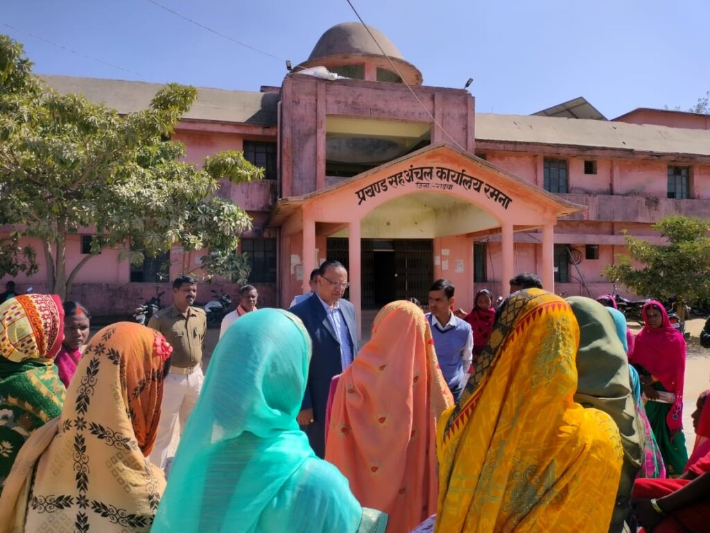 आदिम जनजाति परिवार के लाभूकों को तीन माह से पीटीजी योजना का लाभ नही मिलने से रमना प्रखंड मुख्यालय का किया घेराव।
