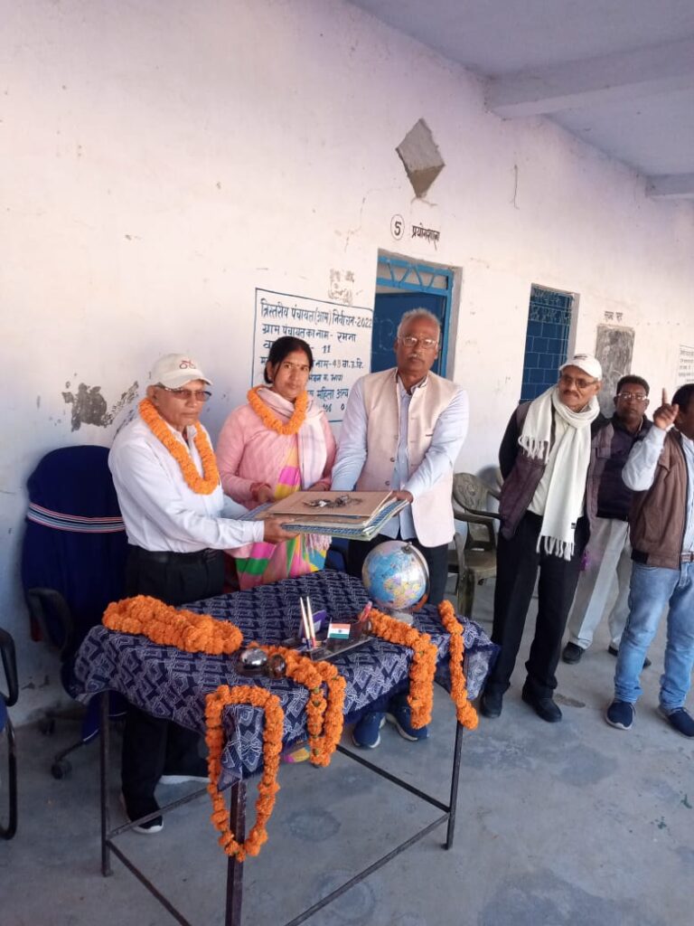 बालिका उच्च विद्यालय के प्रभारी प्रधानाध्यापक विनोद कुमार पांडेय के सेवानिवृत्त होने पर सम्मान समारोह का किया गया आयोजन।