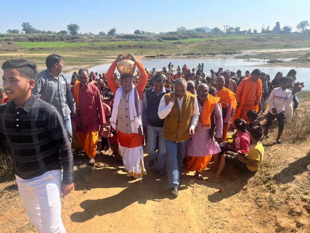 लक्ष्मी नारायण महायज्ञ के कलश यात्रा में शामिल हुए अलखनाथ पांडेय।