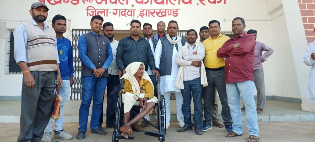 झारखंड मुक्ति मोर्चा युवा प्रखंड अध्यक्ष दीपक कुमार सोनी के प्रयास से दिव्यांग को मिला व्हीलचेयर