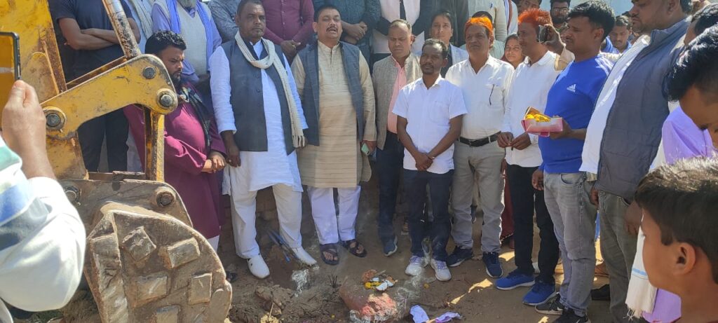 रंका प्रखंड अंतर्गत मानपुर पंचायत के पुटू मोड़ रोड का चिरप्रतीक्षित मांग का भूमि पूजन किया गया।