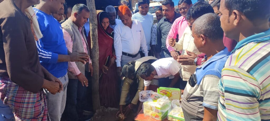 सोनदाग चारमुहान से सिकठ होते हुए तमगे सिवान तक पथ निर्माण का आज शुभारंभ झामुमो प्रखंड कमिटि द्वारा किया गया