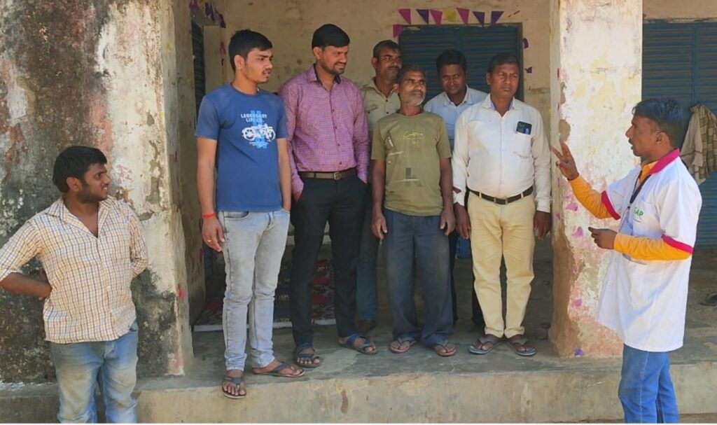 कोविड टीकाकरण के प्रति लोगों को निरंतर जगरूक कर रहे हैं समाजसेवी अमरेन्द्र कुमार ।