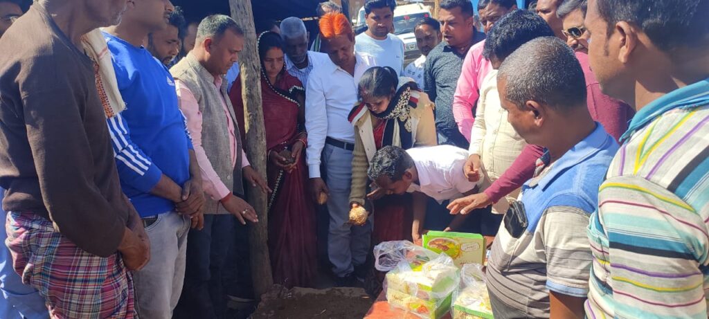 झामुमो प्रखंड कमिटी ने पथ निर्माण का किया शिलान्यास।