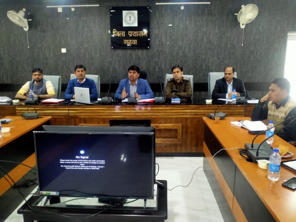 उपायुक्त ने थाना प्रभारी एवं अंचल अधिकारियों को समन्वय स्थापित करते हुए सतर्कता व कड़ाई से अवैध खनन, परिवहन या भंडारण पर छापेमारी कर कार्रवाई करने हेतु किया निर्देशित।