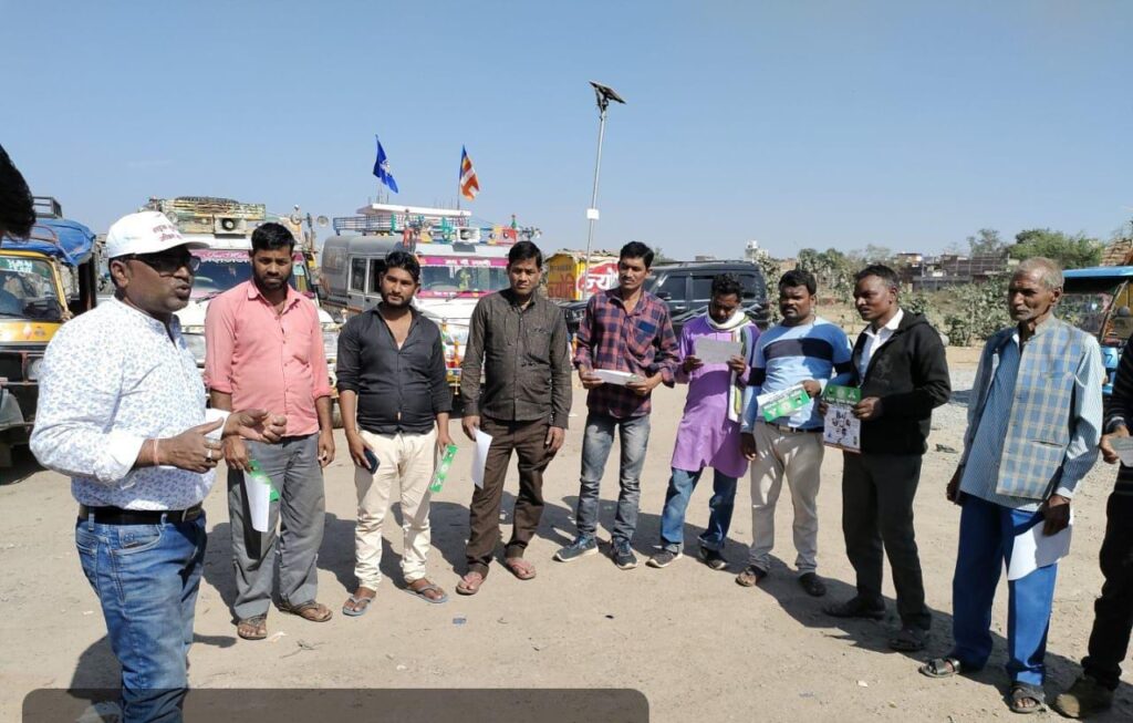 गढ़वा में सड़क सुरक्षा टीम के द्वारा वाहन चालको और यात्रियों के बीच सड़क सुरक्षा जागरूकता अभियान का किया गया आयोजन।